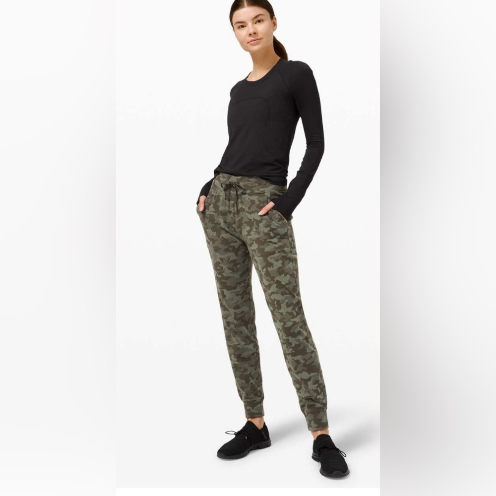2021-Lululemon Ready to Rulu Jogger 
Heritage Camo Olive Green Twill size 8
